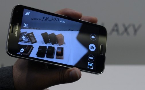 Le smartphone Samsung Galaxy Gear Fit S5, présenté à Barcelone le 23 février 2014.