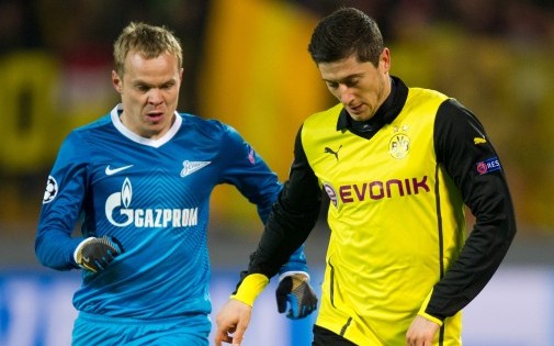 Alexander Anyukov, défenseur du Zenit, face à Robert Lewandowski, attaquant du Borussia Dortmund