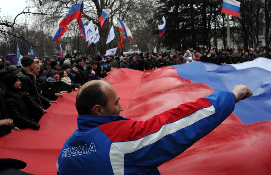 Des manifestants pro-Russie à Simferopol en Crimée, le 27 février 2014.