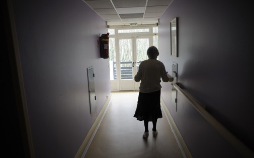 Photo d'illustration d'une dame âgée dans une maison de retraite
