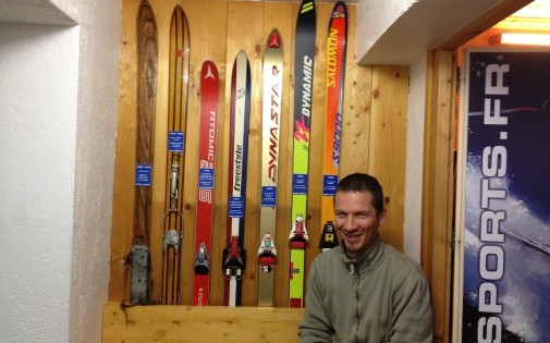 David Perrin dans son magasin de répération de skis