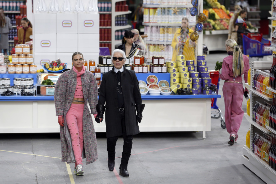 Karl Lagerfeld s’impose au Grand Palais avec le défilé Ch… Closer
