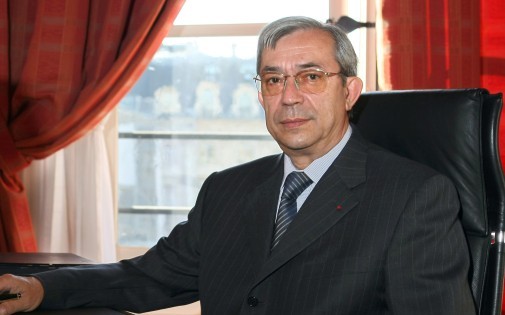 L'ancien procureur général près la cour d'appel de Bordeaux Gilbert Azibert pose dans son nouveau bureau de secrétaire général du ministère de la Justice, le 24 juillet 2008 (photo d'Archives).