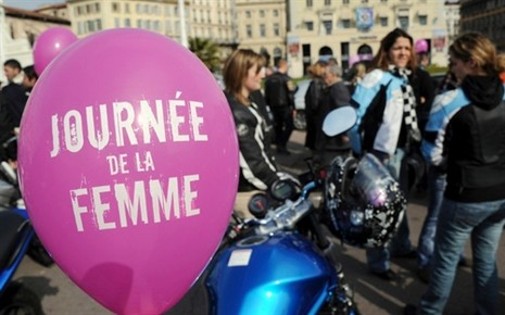 Un ballon aux couleurs de la "journée internationale de la femme", en 2011.