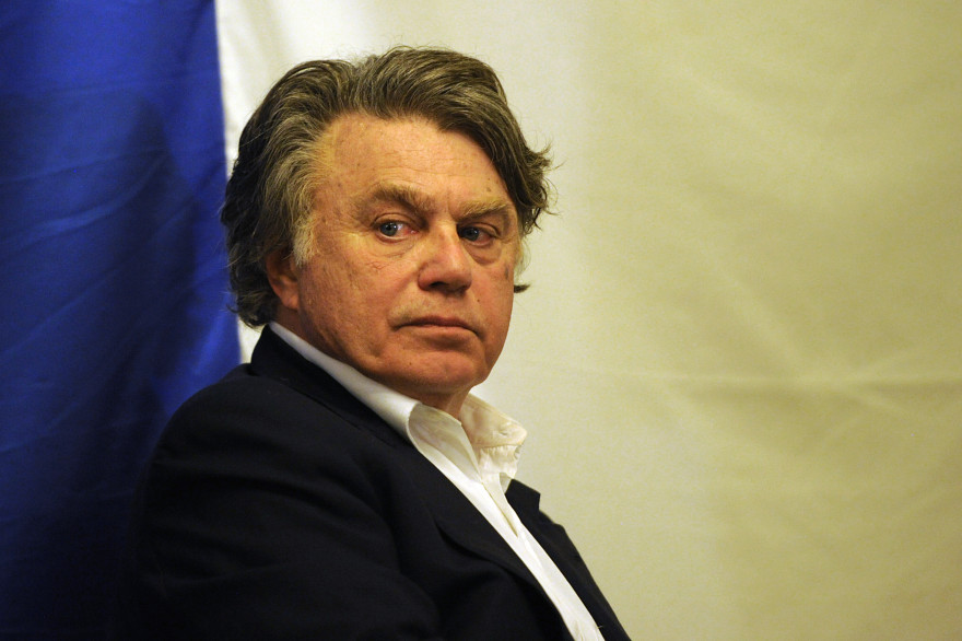 Le député Gilbert Collard, proche du Front national, lors d'un meeting du Rassemblement Bleu Marine le 8 mars 2014 à Saint-Gilles
