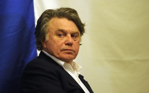 Le député Gilbert Collard, proche du Front national, lors d'un meeting du Rassemblement Bleu Marine le 8 mars 2014 à Saint-Gilles