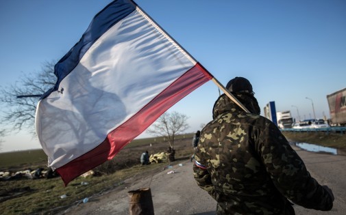 Un habitant de Crimée brandit un drapeau russe, le 10 mars 2014