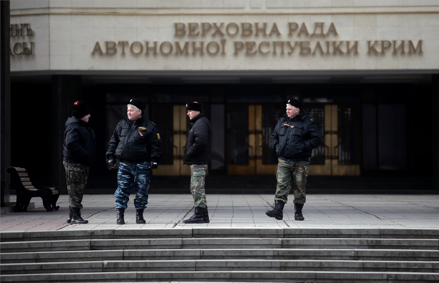 Des Cosaques devant le parlement régional de Crimée à Simféropol, en Ukraine, le 12 mars 2014.