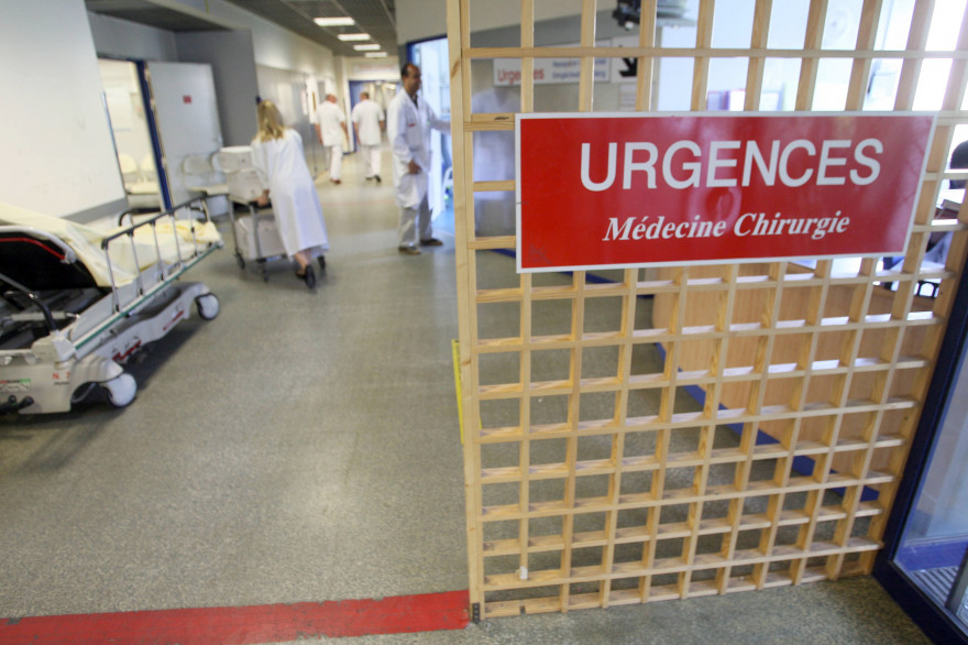 Vue réalisée le 26 juin 2008 à Paris d'un couloir du service des urgences de l'hôpital parisien Saint-Antoine. (Photo d'illustration)