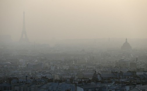 Le ciel de Paris, plus gris que jamais en ces jours de pic de pollution sur la capitale