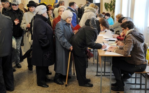 Des habitants de Simféropol, en Crimée, font la queule pour prendre un bulletin de vote, le 16 mars.