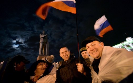 Des pro-Russes à Simferopol après le référundum sur le rattachement de la Crimée à la Russie dimanche 16 mars 2014