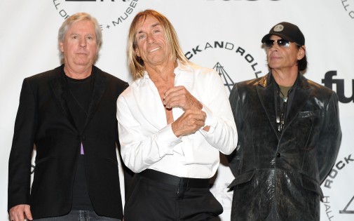 Iggy Pop (centre) a rendu hommage à Scott Asheton (droite).