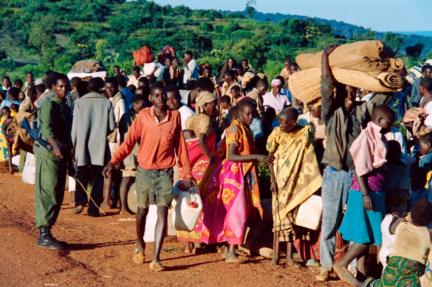 Des populations rwandaises fuient les massacres le 19 avril 1994, à la frontière avec le Burundi