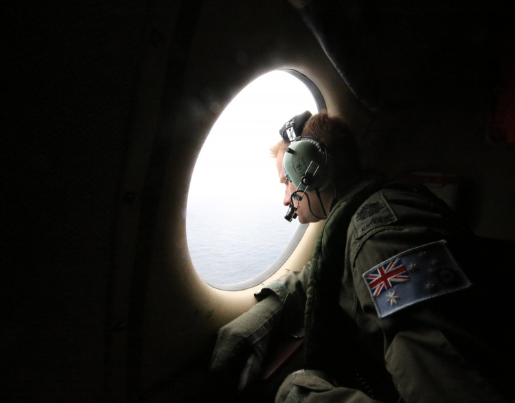 Un soldat australien participe aux recherches de l'avion disparu de Malaysia Airlines, le 21 mars 2014.