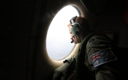 Un soldat australien participe aux recherches de l'avion disparu de Malaysia Airlines, le 21 mars 2014.