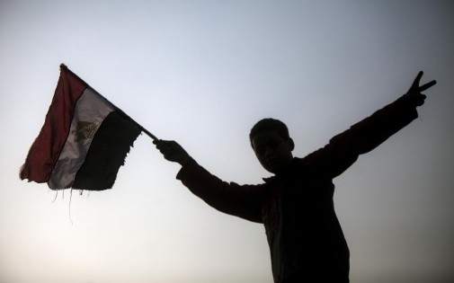 Un jeune garçon porte un drapeau égyptien, le 14 janvier 2014. (archives) MAHMOUD KHALED / AFP