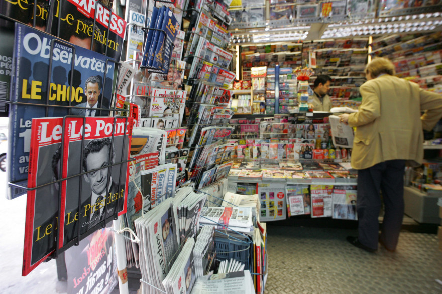 Un kiosque à journaux parisien (illustration)