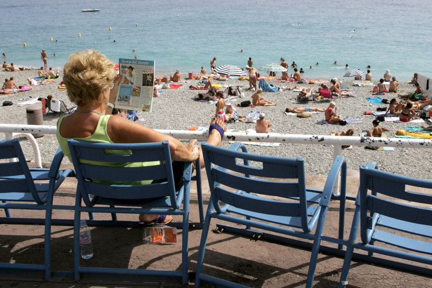 Une touriste sur la Promenade des Anglais à Nice (image d'illustration)