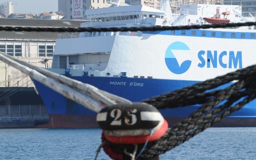 Le ferry "Monte d'Oro" de la SNCM à quai dans le port de Marseille, le 27 mars 2014.