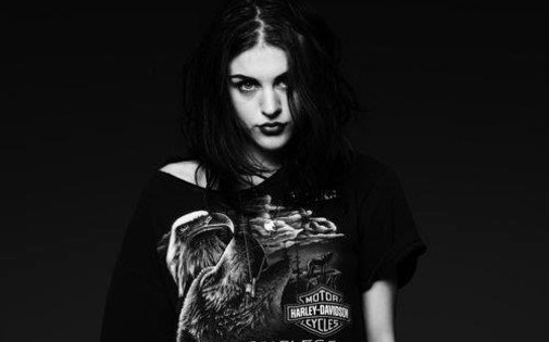 Frances Bean Cobain, né le 18 août 1992, n'a presque pas connu son père Kurt Cobain.