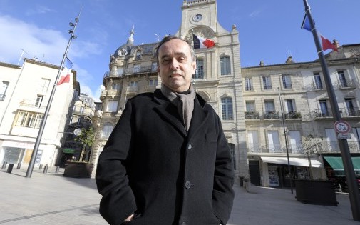Robert Ménard devant la mairie de Béziers