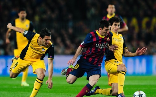 Lionel messi entre les Madrilènes, lors du quart de finale aller de la Ligue des champions entre le Barça et l'Atletico
