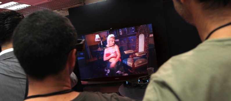 Des personnes devant le stand Dorcel 3D, le 4 octobre 2010, à Cannes. (archives)