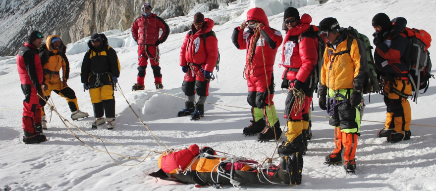 Les Sherpas après la découverte d'un corps sur les pentes de l'Everest, en 2010