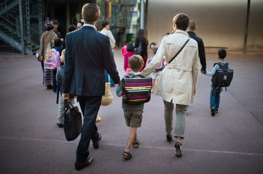 Des parents emmènent leurs enfants à l'école le 3 septembre 2013 à Paris (illustration)