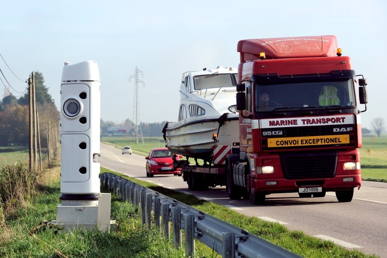 Un camion passe à proximité d'une borne écotaxe à Lisieux, le 16 novembre 2013