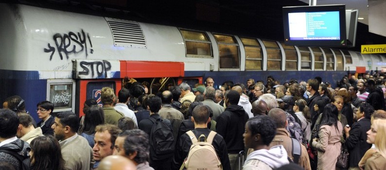 Des franciliens sur un quai du RER B