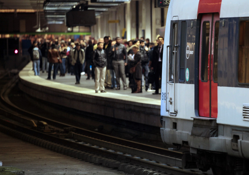 Personnes attendant le RER, sur le quai de Gare du Nord, en novembre 2011. (archives)