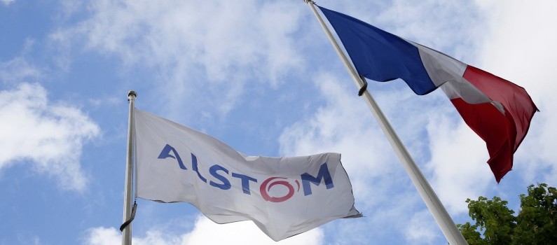Un drapeau d'Alstom et un drapeau français (illustration).