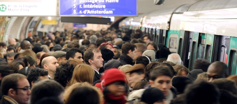 Les quais bondés de la ligne 13 du métro parisien, à Saint-Lazare, en décembre 2010 (illustration)