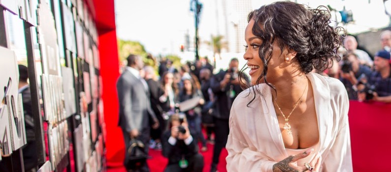 Rihanna a posé topless en une du magazine français "Lui".