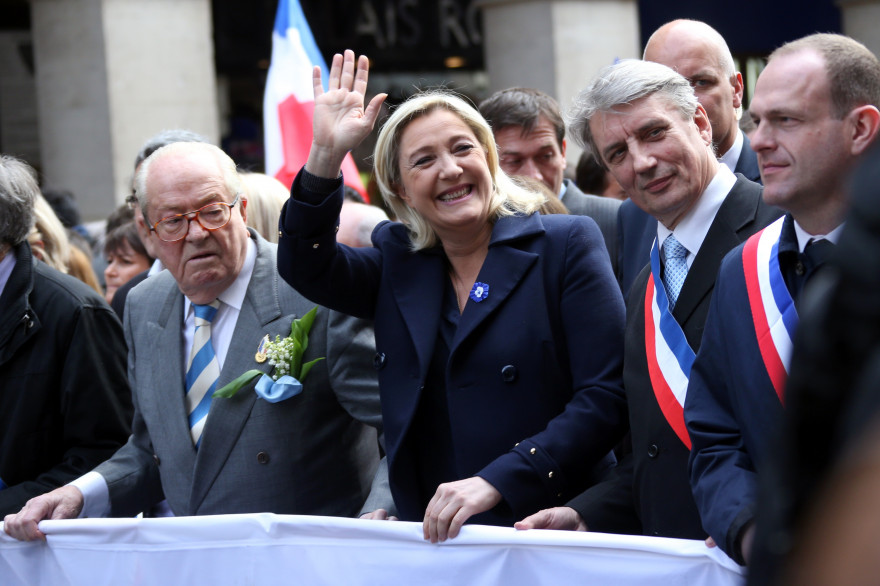 Marine Le Pen et son père en tête du cortège du Front national le 1er mai 2014.