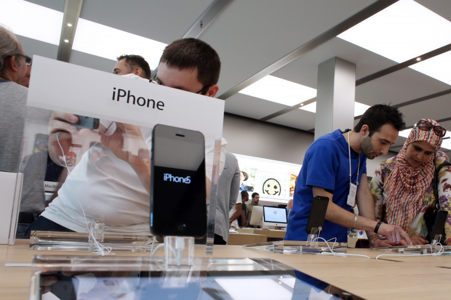 Un iPhone 5 dans un Apple Store de Rosny-sous-Bois en Seine-Saint-Denis