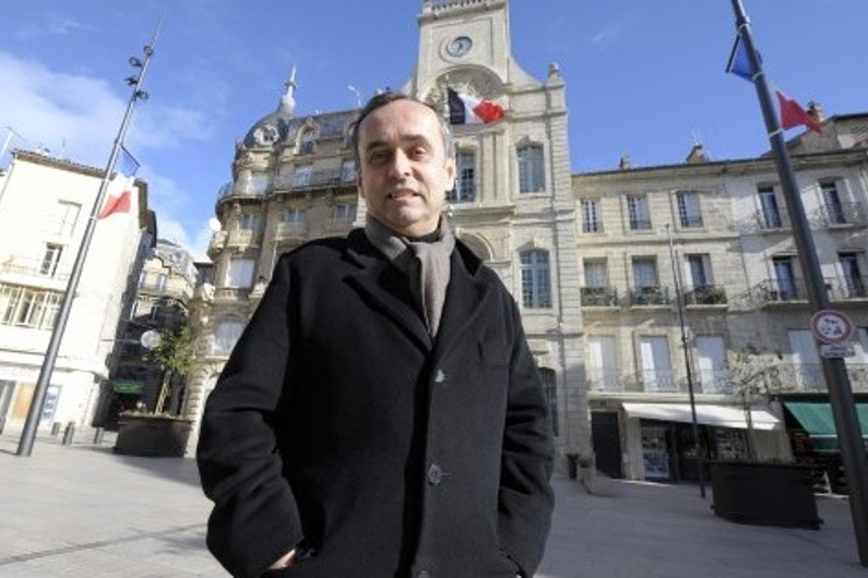 Robert Ménard devant la mairie de Béziers