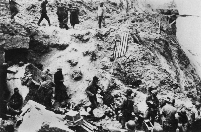 Des soldats américains investissent un camp allemand après le Débarquement du 6 juin 1944