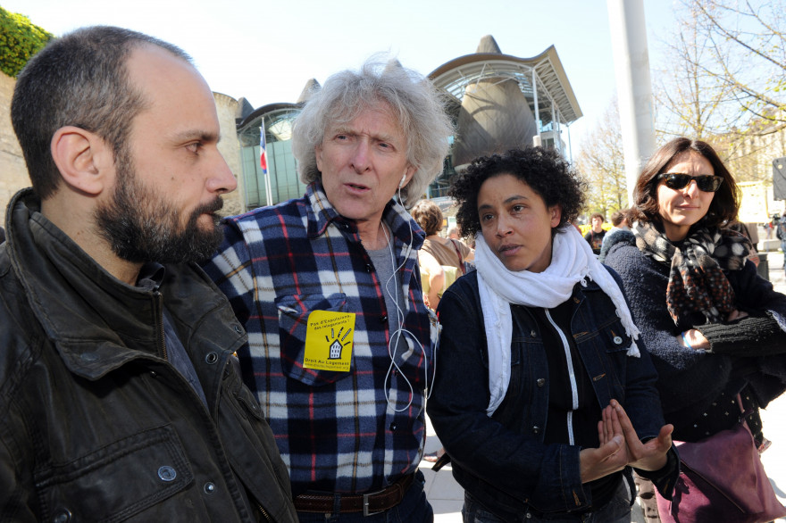 Trois militants de Droit au logement (DAL) condamnés à Bordeaux et le président de l'association (2e à g), le 9 avril 2014.