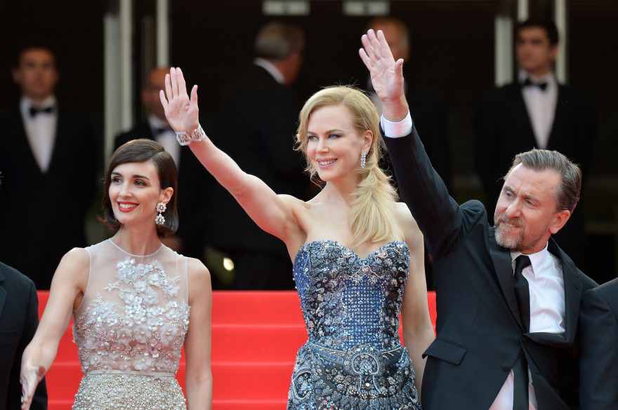 Nicole Kidman (au centre), Paz Vega (g) et Tim Roth (d), montent les marches du Palais des Festivals de Cannes, le 14 ma1 2014
