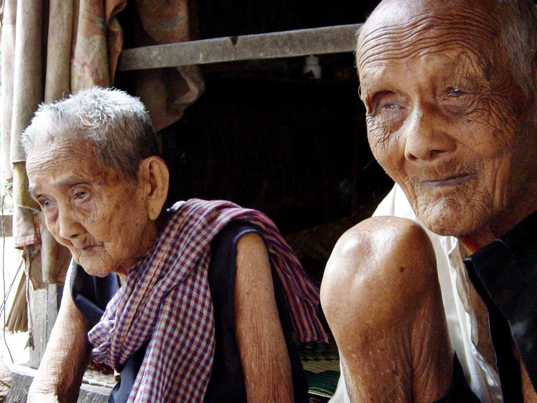 Sek Yim, 120 ans, et sa femme Ouk, 108 ans, au Cambodge, en 2003 (illustration).