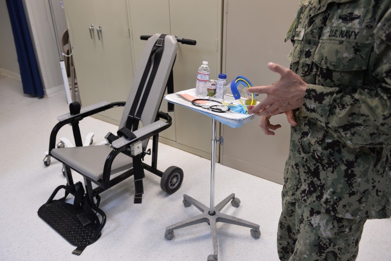 La chaise utilisée pour nourrir de force les détenus à Guantanamo le 9 avril 2014. (archives)