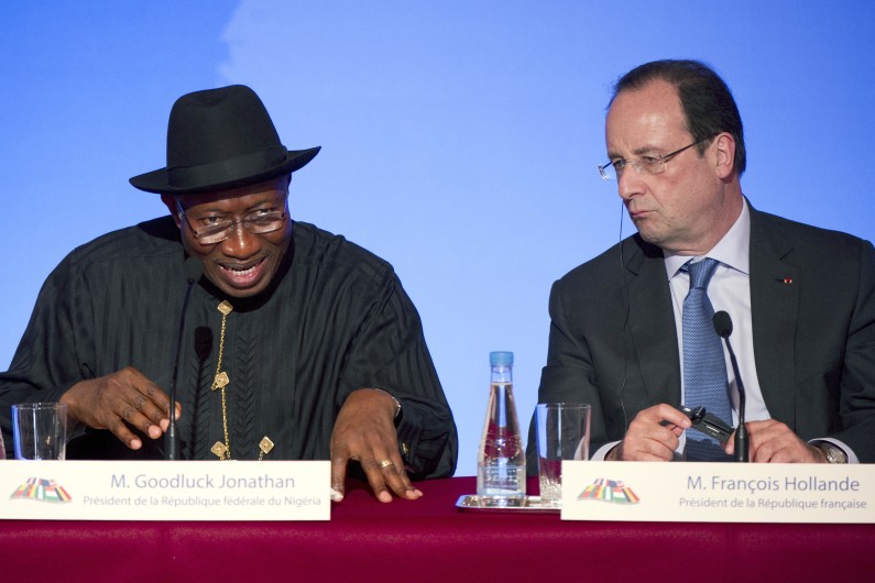 Le président nigérian Goodluck Jonathan et François Hollande à Paris le 17 mai 2014. (archives)