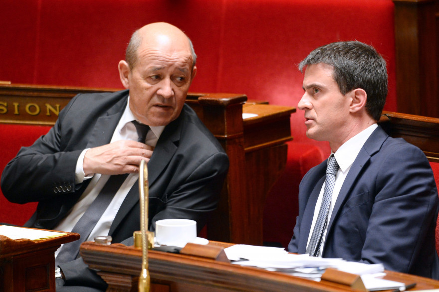 Le ministre de la Défense, Jean-Yves Le Drian, avec le Premier ministre Manuel Valls, à l'Assemblée nationale le 8 avril 2014.