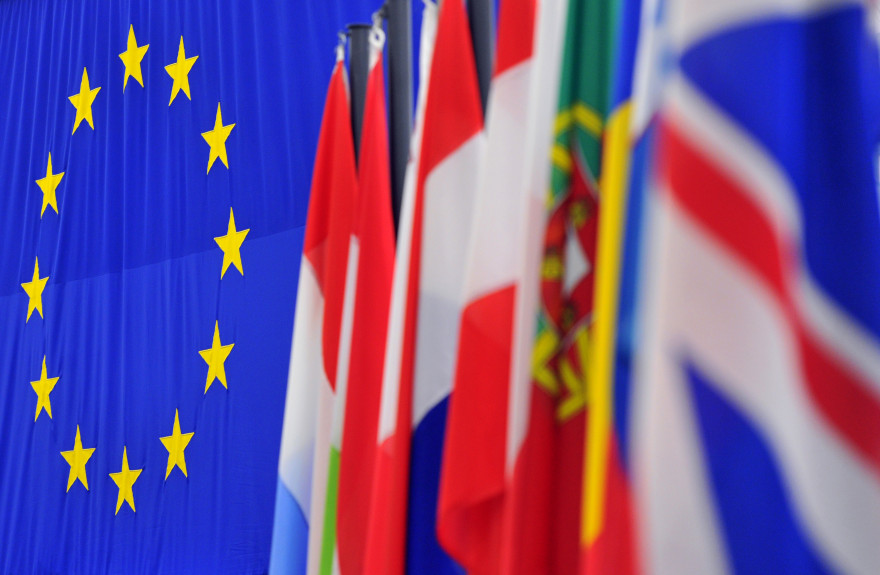 Les drapeaux européens flottent aux côtés de celui de l'UE