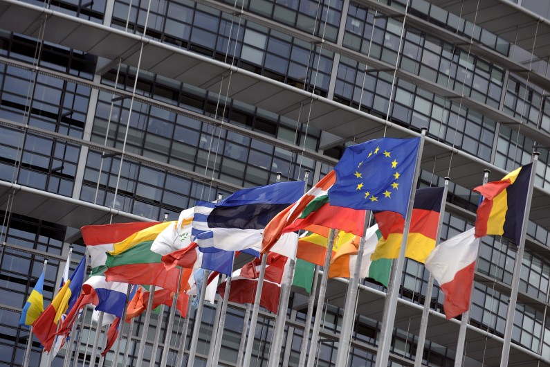 Les drapeaux des États membres de l'Union européenne, devant le Parlement