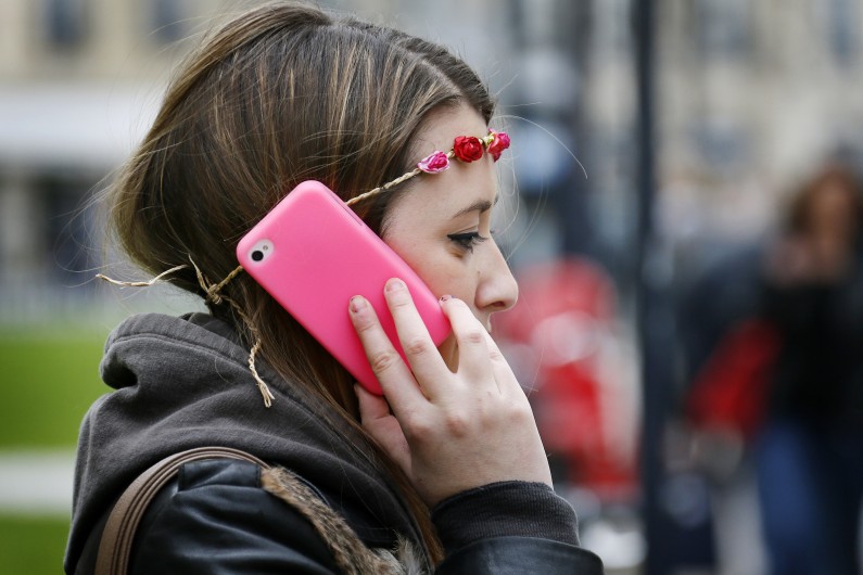 Une jeune femme téléphone dans une rue de Bordeaux, en mai 2013.