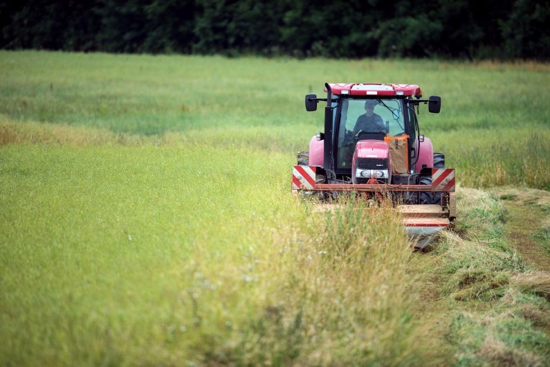 Un tracteur dans un champ en France (illustration)